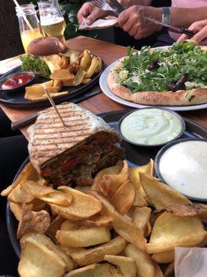 Vegane Burritos, veganer Burger, Pizza Frieda  at Froindlichst - Daimlerstr in Hamburg