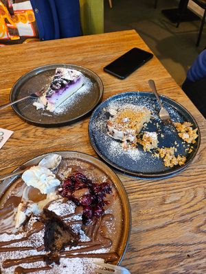"KEESE" KUCHEN, CARROT CAKE + DARK CHOCOLATE & ICE CREAM at Froindlichst - Daimlerstr in Hamburg