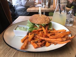 Barbie Kuh Burger with sweet potato fries  at Froindlichst - Daimlerstr in Hamburg