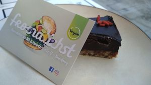 Raw vegan avocado schoko cake at Froindlichst - Daimlerstr in Hamburg
