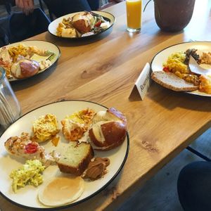 4 plates of brunch at Froindlichst - Daimlerstr in Hamburg