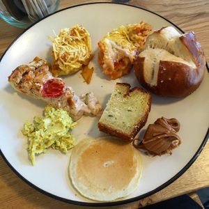 My first brunch plate at Froindlichst - Daimlerstr in Hamburg