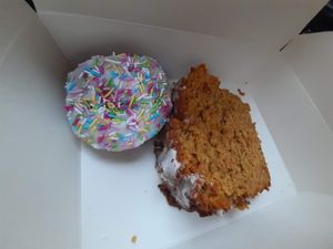Donut and Carrot cake at Froindlichst - Daimlerstr in Hamburg