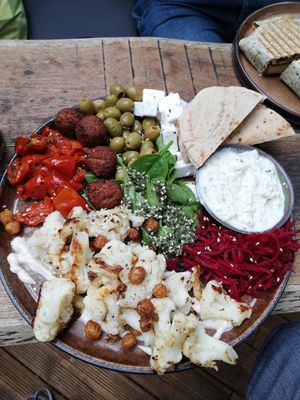 MezzeTeller at Froindlichst - Daimlerstr in Hamburg