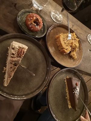 Donut, Carrotcake, Cinnamon Roll und Avocadoe-Schokocake (von links oben nach rents unten) at Froindlichst - Daimlerstr in Hamburg