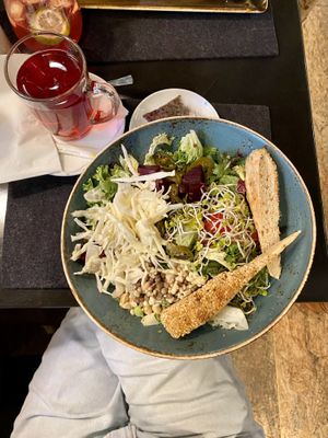 Raw bowl and berry tea bag  at Hans im Glück  in Karlsruhe