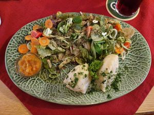 Hausgemachte Kürbisravioli mit Salat at Gasthof Staigerwirt in St Michael