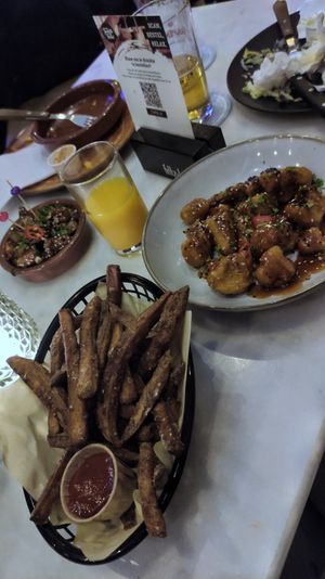 Schatje patatje, Buffalo cauliflower wings, no-chicken teriyaki at Foodbar Rauw in Enschede