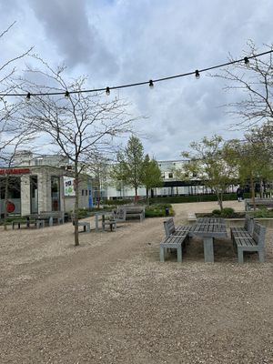 Außenbereich von der Food-Halle, dort kann gegessen werden  at Foodbar Rauw in Enschede