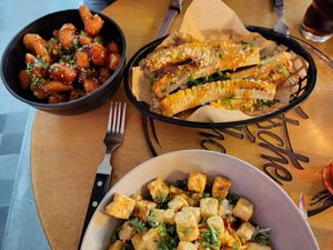 Left: cauliflower wings, right: corn ribs at Foodbar Rauw in Enschede