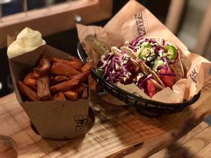 Taco loco & Schatje Patatje with mayo at Foodbar Rauw in Enschede