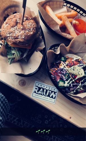 de rauw burger, cheesy sticks, taco loco  at Foodbar Rauw in Enschede