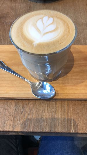 Latte, wahlweise mit Soja- oder Hafermilch!   at Aniis in Frankfurt