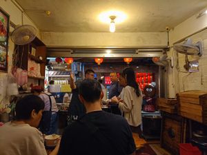 Inside of the restaurant, ample seating at JinZhi Hong Zao Su Rou Yuan in New Taipei City