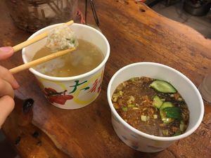 „Meatballs“ (maybe rice and some vegetables in it) and kind of a glass noodles soup (some vegetables in it and sadly egg) at JinZhi Hong Zao Su Rou Yuan in New Taipei City