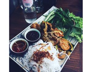 Rice paper rolls with faux meat, rice nooddlea and fresh veggies at Kimmade - Food Village in Utrecht