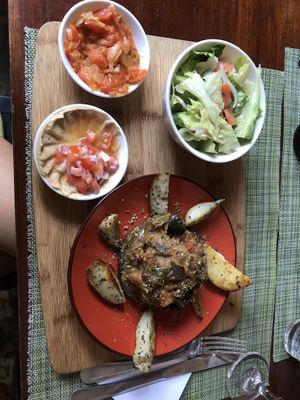 Tortilla de lenteja y garbanzo, hummus, ratatouille y ensalada.  at Oh La La in Cartagena