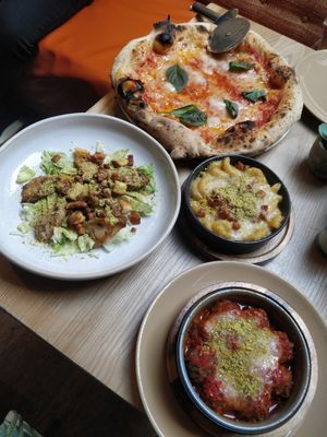 Meatballs, Mac & Cheese, Ceasar salade, Pizza Margherita at Purezza Camden in London
