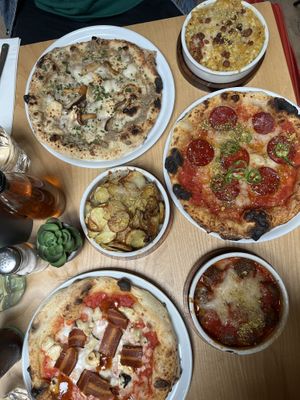 3 pizzas, Mac & cheese, potatoes and meatballs   at Purezza Camden in London