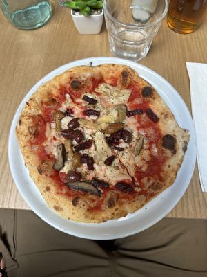 Pizza sublime , consiglio 4 stagioni. Locale pulito e personale gentile.  at Purezza Camden in London