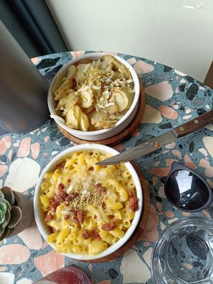 Mac n cheese and herby potatoes at Purezza Camden in London