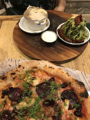 Pizza station 4 😆 Mac cheese and courgetti at Purezza Camden in London