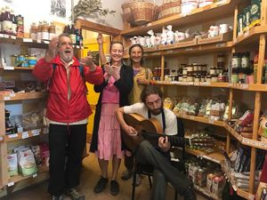 Acontecimiento espontáneo de cante flamenco. En la tienda el lunes 10 de septiembre 2018. Leo a la guitarra y Carmen a las 'palmas' son los propietarios de la tienda. En la foto no se ve pero tambien vino Mansur de la tienda vecina a cantar a todo lo grande acompañando a la guitarra de Leo. Todo fue muy divertido y con mucha gracia y salero. Olé, olé ! at Tienda Ecologica in Orgiva