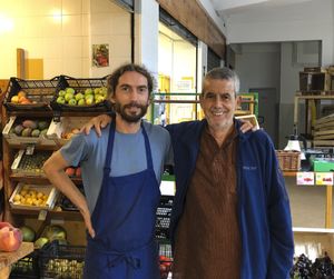 En la tienda con Leo at Tienda Ecologica in Orgiva