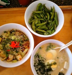 Edamames ,yakisoba veganos💕👌 at Yoshi's Ramen in Tijuana