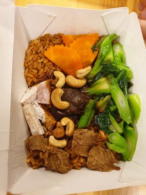 Claypot rice at Genesis 创世界素食馆 in Central Singapore