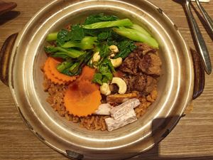 Claypot rice at Genesis 创世界素食馆 in Central Singapore