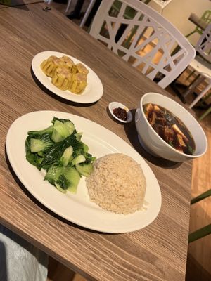 Went again (Nov 2024) and enjoyed very much. These are the Siew Mai (open dumplings) and Bakuteh rice  at Genesis 创世界素食馆 in Central Singapore