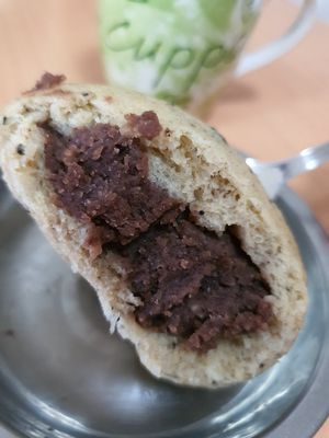 Generous red bean paste filling at Genesis 创世界素食馆 in Central Singapore
