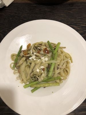 Fettuccine with pesto and asparagus  at Hun Hau 恆好咖啡藝文 in Hengchun