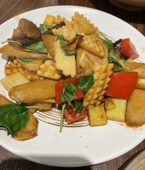 Stir-fried king trumpet mushrooms, bamboo shoots, and water chestnuts with basil and spices   at DeliSoys - Shàng Shàn Dòu Jiā 上善豆家 in Taipei