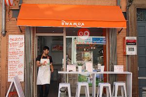 The owner Vincent serving Bwaburgers on the terrace in rue des Tourneurs Toulouse ! at BWAMOA in Toulouse