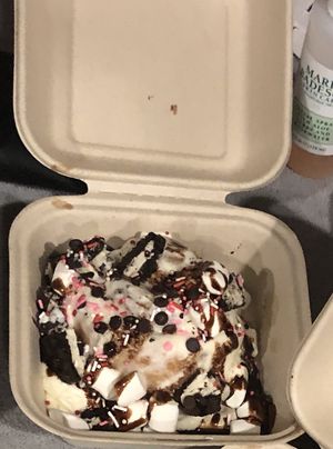 Sundae cinnamon bun at Cinnaholic in Westlake