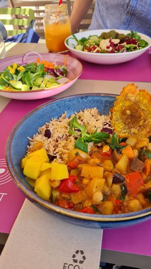 Vegan curry and summer salads at Beet Vegetariano in Torrevieja