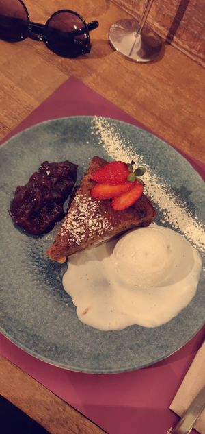 Vegan dessert. Carrot cake with icecream 👌 at Beet Vegetariano in Torrevieja