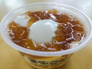 Bean curd with sea coconut at Fu Hua Soya Bean 福华豆花水 in Northeast Singapore
