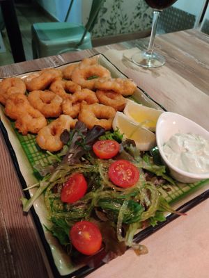 calamares con ensalada wakame at Hakuna Matata Veggie in Madrid