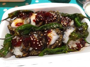 Morcilla de burgos con queso estilo cabra y pimiento caramelizado at Hakuna Matata Veggie in Madrid