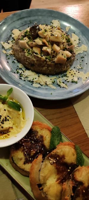 Berenjena en tempura con hummus y risotto de boletis at Hakuna Matata Veggie in Madrid