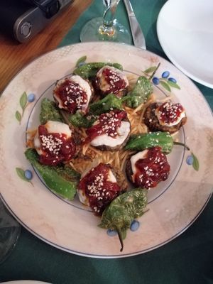 Morcilla con queso estilo cabra y pimientos caramelizados at Hakuna Matata Veggie in Madrid