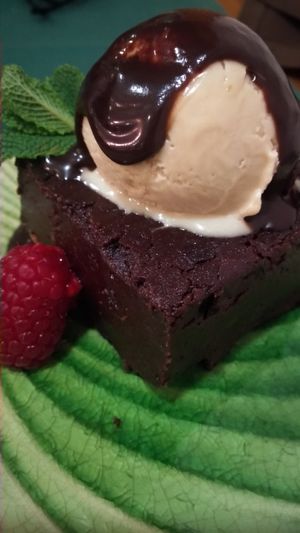 Brownie con helado at Hakuna Matata Veggie in Madrid