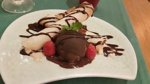 Deconstruction of a Spanish chocolate bar at Hakuna Matata Veggie in Madrid