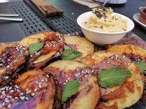 berenjena mozárabe con hummus at Hakuna Matata Veggie in Madrid