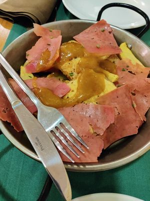 Scrambled eggs with ham at Hakuna Matata Veggie in Madrid