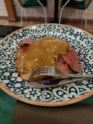 Huevos rotos at Hakuna Matata Veggie in Madrid