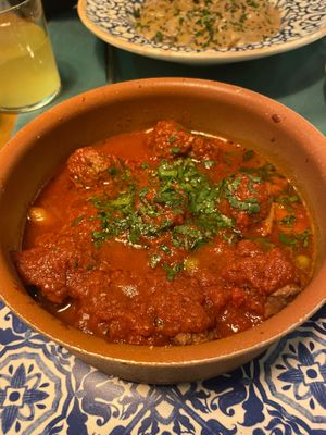 Albondigas con salsa de tomate y verduras at Hakuna Matata Veggie in Madrid